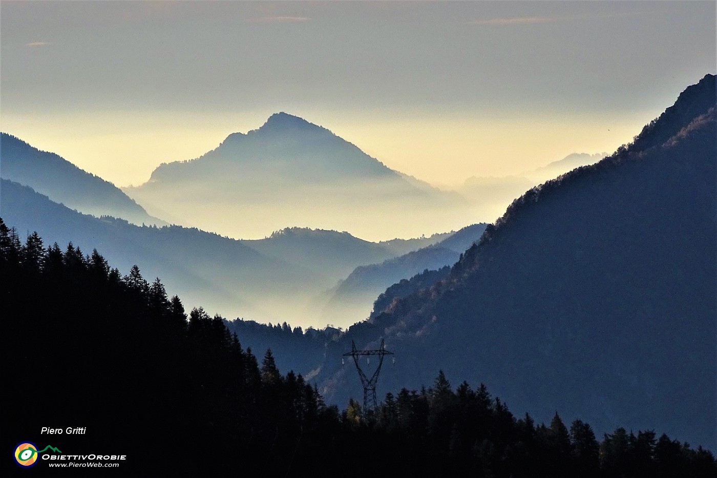 15 Zoom sul Monte Suchello emergente dalla foschia mattutina.JPG